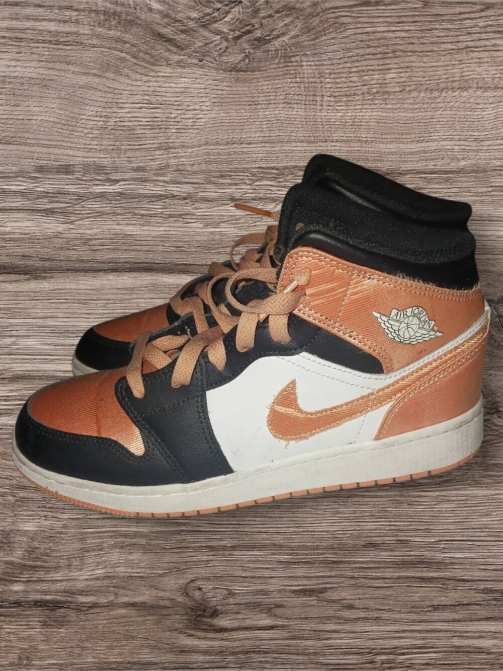 Nike Air Jordan 1 Mid SE Youth Size 7Y Orange Black White High Top Sneakers DM97
